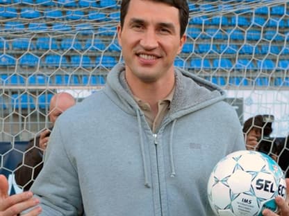 Teamchef Wladimir Klitschko hatte zum Benefiz-Fußballspiel "Klitschko & Friends meets Becker & Friends" geladen