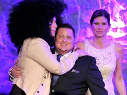 Emotionaler Moment: Cher gratuliert ihrem Sohn Chaz Bono zu seinem Award