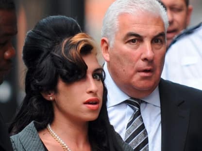 Immer an ihrer Seite: Vater Mitch Winehouse. Er unterstützt seine 25-jährige Tochter in jeder Angelegenheit und hält immer noch zu ihr