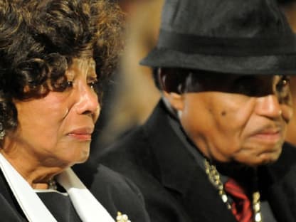 Seine Eltern trauern am Sarg: Katherine und Joe Jackson