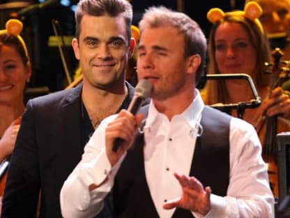 Robbie Williams genießt den gemeinsamen Auftritt. Vor wenigen Wochen ließ er sich noch ein "Take That"-Tattoo stechen