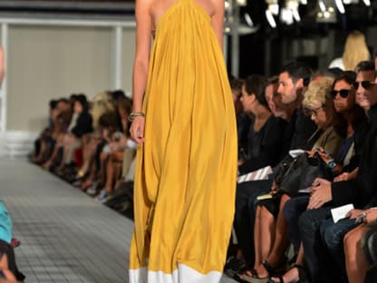 Hello Sunshine: Maxi Kleider sind die perfekten Begleiter bei tropischen Temperaturen. Tommy Hilfiger setzte bei seinen Kleidern auf knallige Nuancen.