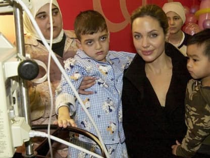 Angelina, ihr Sohn Maddox und ein krebskrankes Kind in einem Krankenkaus in Beirut