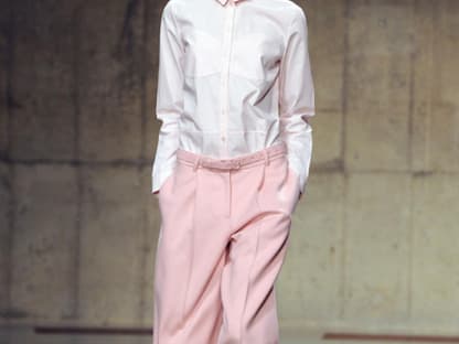 Designerin Simone Rocha mag es gerne lässig. Hier zeigt das Designtalent wie legere eine Hose in der Trendnuance Rosa sein kann.