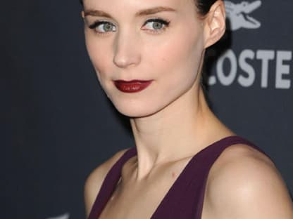 Coole Frau, cooler Look! Zum Schneewittchen-Teint von Rooney Mara sieht der dunkle Mund richtig avantgardistisch aus.