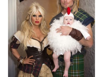 Jessica Simpson präsentiert sich deutlich erschlankt mit Gatte und Tochter ganz im Stil von "Braveheart"