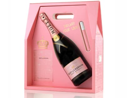 Ein Toast auf die Liebe:Die Magnumflasche âMoët Rosé Impérial" kommt mit Stift und Love-Stickern. Ca. 120 Euro