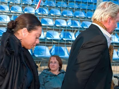 Boris und Lilly verlassen das Fußballstadion