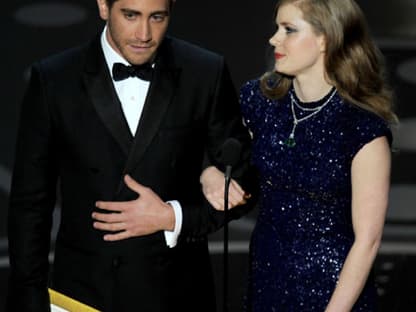 Jake Gyllenhaal und Amy Adams zeichnen den besten Dokumentar-Kurzfilm aus. Der Oscar geht an "Strangers No More".