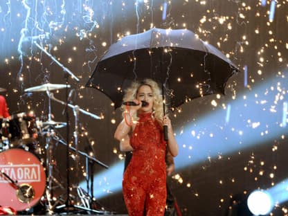 Under my umbrella: Rita Ora performte im Funken-Regen