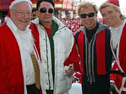 Auch das Magier-Duo Siegfried & Roy, sowie Hans Klock sind in Weihnachtsstimmung