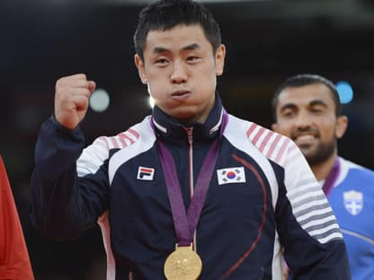 Südkorea zahlt seinen Olympia-Siegern nur 240 Euro - dafür winkt aber auch der Erlass der Wehrpflicht. Judoka Song Dae-Nam hat ihn schon abgeleistet