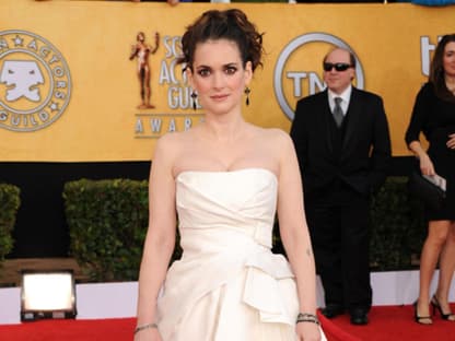 Auch wieder da: Winona Ryder in einer Robe von Alberta Ferretti