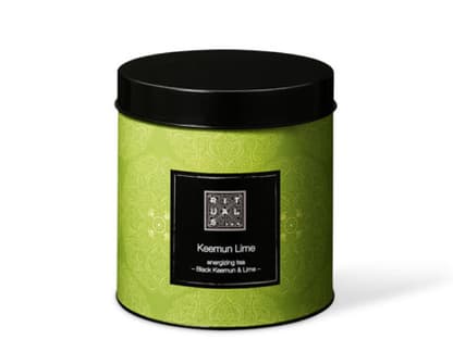 Zuviel Kaffee ist schlecht für die Haut. Besser sollte man zu Tees greifen. Nichts leichter als das. Der neue zitronige Tee macht bei jedem Wetter gute Laune! "Keemun Lime Tee" von Rituals, 100 g ca. 14 Euro