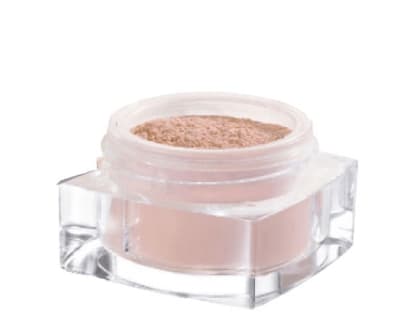 Erfrischt und schenkt mehr Leuchtkraft "Diorskin Nude Mineral Powder Foundation" von Dior, ca. 43 Euro