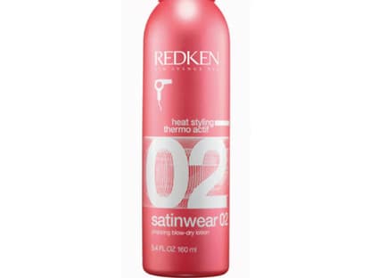 Um das Haar für den Lockenstab vorzubereiten und vor Hitze zu schützen, einfach etwas Hitze-Serum in die Haarpracht geben. " Satin Hair Prepping blow-dry Lotion" von Redken, 160 ml ca. 20 Euro