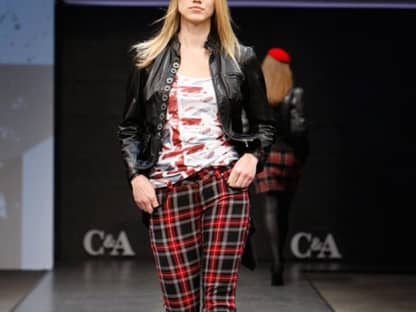 Larissa im modernen britischen Dandy-Chic von C&A. Bunte Schottenkaros gemischt mit Leder, Leggins und Print-Shirts zeigen uns das London von heute. Copyright: C&A