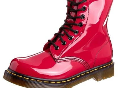 Kirschrote Stiefellette in Lackleder von Dr. Martens über zalando.de, ca. 95 Euro