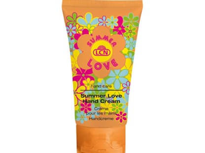  LCN versüßt uns den August mit einer Summer Love Edition im Flower-Power-Stil. Besonders diese tolle Handcreme im bunten Design hat es uns angetan. Sie duftet blumig-frisch und spendet dank Vitamin E viel Feuchtigkeit. âSummer Love Hand Cream" von LCN, limitiert, 50 ml ca. 7 Euro