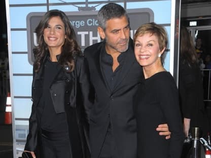 Hahn im Korb: George Clooney zwischen den momentan wichtigsten Frauen seines Lebens: Seiner Freundin und seiner Mutter