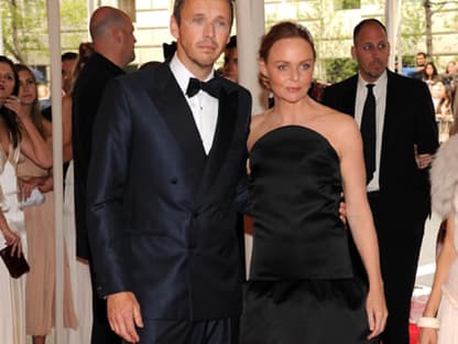 Alles, was in der Mode Rang und Namen hatte, kam ins Metropolitan Museum of Art nach New York: Auch Designerin Stella McCartney war dabei und brachte ihren Ehemann Alasdhair Willis mit