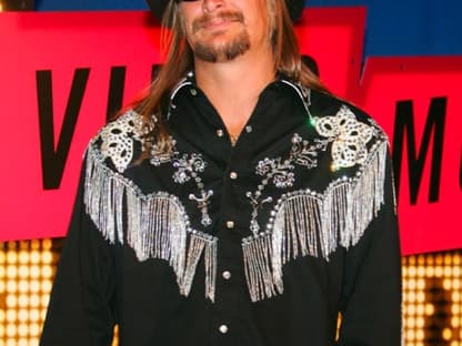 Gewohnt lässig mit Zottelhaaren, Sonnenbrille und Hut kommt Kid Rock als Gast zu den MTV Awards