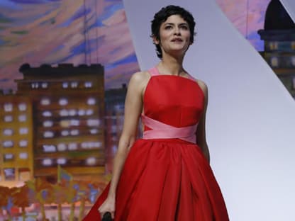 Audrey Tautou tritt in einem Traum in Rot auf die Bühne in Cannes