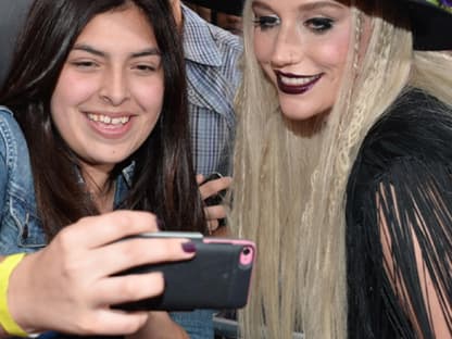 Sängerin Ke$ha ließ sich mit ihren Fans fotografieren