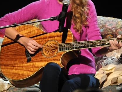 Ganz entspannt: Taylor Swift performte bei den diesjährigen Country Music Awrads in Nashville