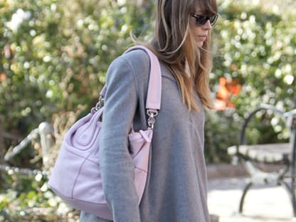 Auch Accessoires sind beliebte Eye-Catcher in Rosa. Schauspielerin Jessica Biel hat sich sofort die Givenchy Trendtasche in der fröhlichen Farbe gesichert.