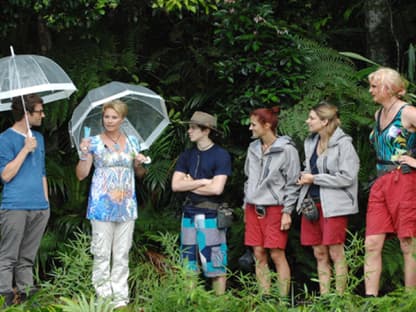 Tag 15 im Camp:´ Daniel Hartwich und Sonja Zietlow verkünden die heutige Prüfung. Joey Heindle, Fiona Erdmann, Geburtstagskind Claudelle Deckert und Oliva Jones müssen zur "Hängepartie".´ 