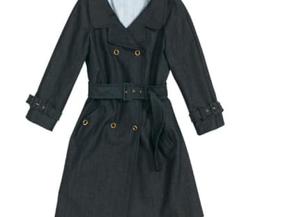 Denim gibt es in dieser Saison auch für Mäntel, Schuhe und Accessoires: Trenchcoat mit Bindegürtel von Benetton, ca. 180 Euro