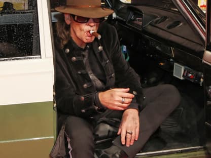 Der 64-jährige Udo Lindenberg posiert auf dem roten Teppich in einem Oldtimer. "Horizont" erzählt eine deutsch-deutsche Liebesgeschichte aus der Biografie Lindenbergs