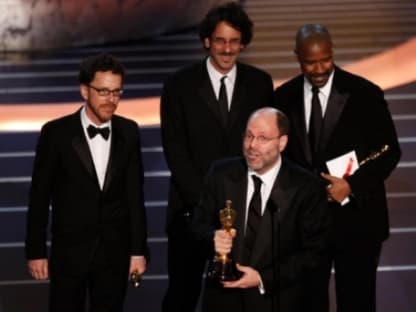 Scott Rudin (3. von links), Joel Coen Ethan Coen (links)  nehmen den Oscar für den besten Film  "No Country for Old Men" entgegen