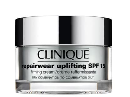  Diese Gesichtscreme hat es drauf: Sie liegt wie ein Schutzschirm auf der Haut, aktiviert mit braunem Seetangextrakt das Immunsystem und aktiviert dank Photosomen die Zellreparatur. "Repairwear Uplifting SPF 15 Firming Cream" von Clinique, 30 ml ca. 60 Euro