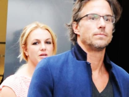 4 Jahre hielten es Britney Spears und Jason Trawick miteinander aus. Mit ihm fing sich die Sängerin wieder, er liebte ihre Kids wie seine eigenen. Dann war im Februar die Luft raus. Einen Monat später hat sie in David Lucado schon einen neuen Freund gefunden´ 