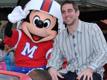 Der American-Football-Spieler Aaron Rodgers ï»¿bei einer großen Disney-Parade mit Mickey Mouse