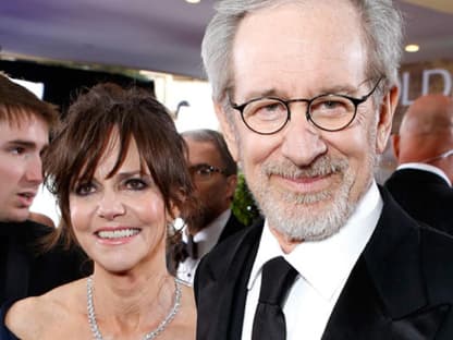 Hier ist Sally mit dem Regisseur Steven Spielberg zu sehen, der auch bei "Lincoln" Regie geführt hat