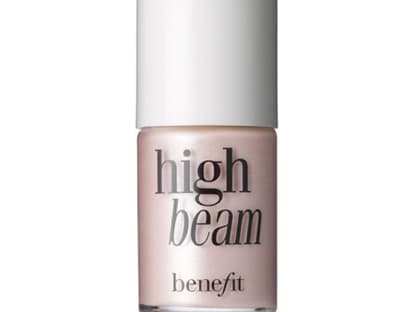 Rosie hat eine perfekte Haut. Um diese noch zu unterstreichen, hat sie ein paar Highlights auf Wangen, Nasenrücken und Stirn gesetzt damit der Teint noch mehr strahlt. Das klappt z. B. mit dem "High Beam" von Benefit, 13 ml ca. 28 Euro