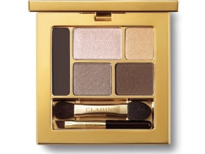 Für faszinierende Augen und verführerische Blicke: "Gold Attraction Palette Yeux 4 Ombres & Liner" von Clarins, ca. 52 Euro
