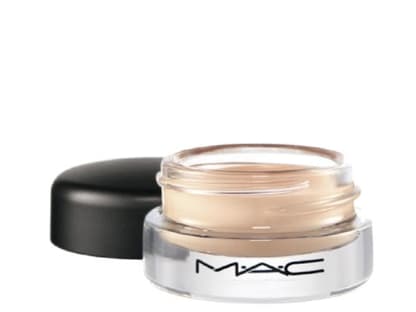 Extra für Fotoaufnahmen entwickelt: "Studio Sculpt Concealer" von Mac, ca. 18 Euro  