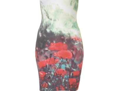 Wetten, dass sich die Blumen auf dem Kleid länger frisch halten als die in Ihrer Vase?! Kleid mit Klatschmohn-Print von Motel, ca. 40 Euro