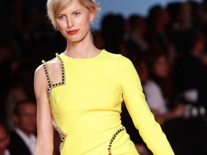 Karolina Kurkova in Zitronengelb