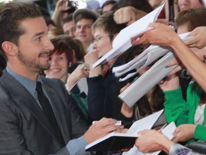 Liebling der Fans: Shia LaBeouf gab fleißig Autogramme