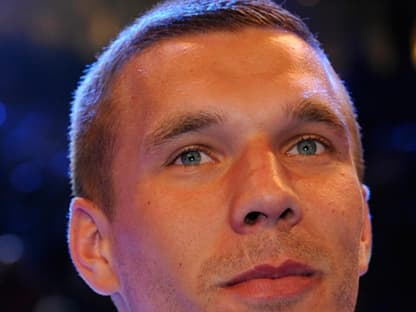 Lukas Podolski feuerte seinen Freund Felix Sturm vom Publikum aus an