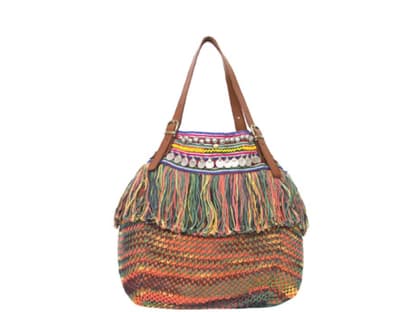 23. Oktober 2012: Definitiv auf unserer Weihnachtswunschliste! Der bunte, mit Münzen bestickte Shopper von Elliot Mann im Indie-Look hat's uns einfach angetan. Erhältlich über elliotmann.com, ca. 230 Euro