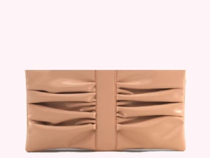 Nudefarbene Clutch 
von Mango, ca. 30 Euro