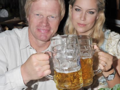 Was wäre die Wiesn ohne Oliver Kahn? Der Ex-Fußballprofi kam gemeinsam mit seiner Lebenspartnerin Svenja zum Oktoberfest