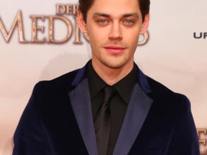 Tom Payne spielt in dem Film "Rob Cole" der sich auf eine abenteuerliche Reise nach Persien begibt, um dort von Medizinlehrer "Ibn Sina" unterrichtet zu werden