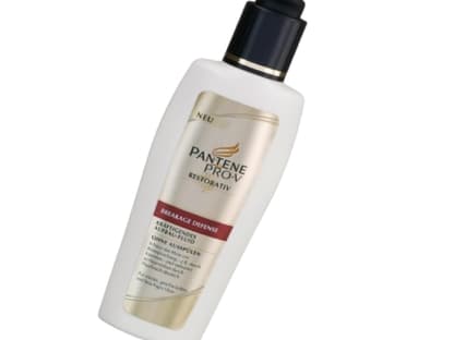 Haarpflege: Pflegt und gibt Halt: "Breakage Defense Kräftigendes Aufbau Fluid" von Pantene Pro-V, 150 ml ca. 6 Euro